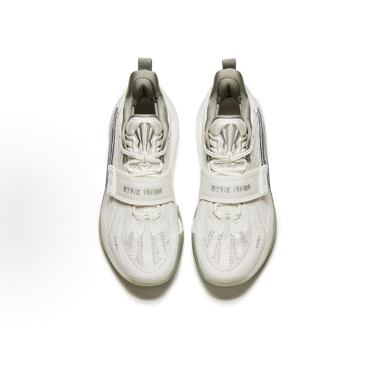 ANTA KAI 1「Triple White」ホワイト/シルバー カイリー・アービング バッシュ 正面 ペア